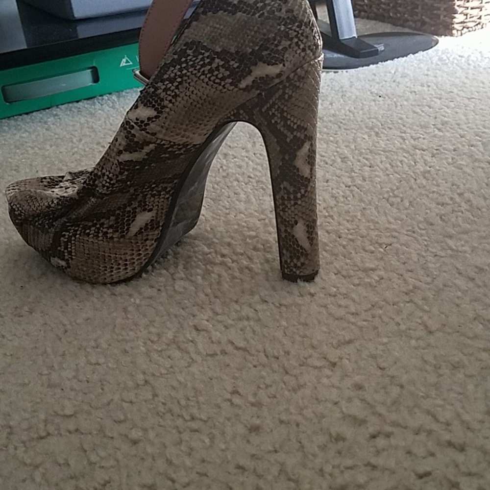 Shoes - Picture 4 of 5